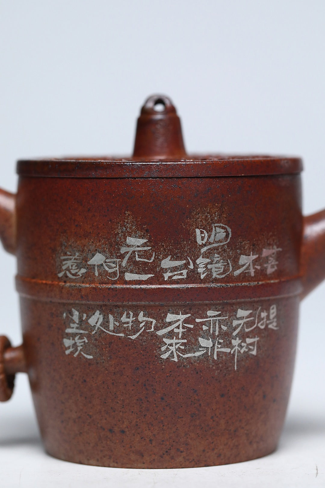 《无相汉瓦》 作者简介：李玮 中国陶瓷艺术设计大师 江苏省陶瓷艺术大师 江苏省陶瓷艺术名人 正高级工艺美术师 作品简介：大吉羊胭脂红龙窑柴烧，300cc