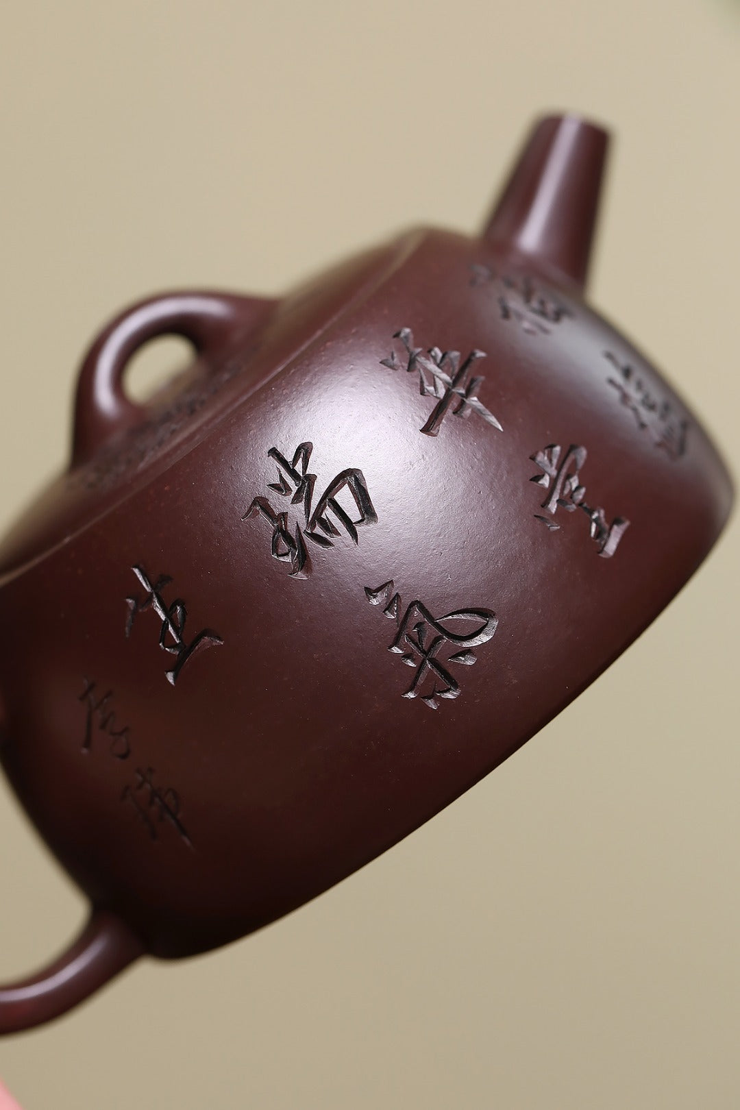 《井栏》 国家级工艺美术师 鲍玉华 装饰：李玮（江苏省陶瓷艺术大师，正高）原矿家藏老紫泥，170cc，菱形9孔出水