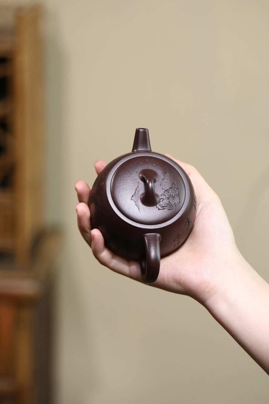《井栏》 国家级工艺美术师 鲍玉华 装饰：李玮（江苏省陶瓷艺术大师，正高）原矿家藏老紫泥，170cc，菱形9孔出水