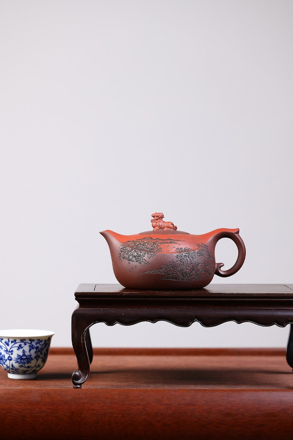 《紫气东来》 国家级工艺美术师 鲍玉华 装饰：李玮（江苏省陶瓷艺术大师，正高）原矿家藏老紫泥，330cc，菱形9孔出水