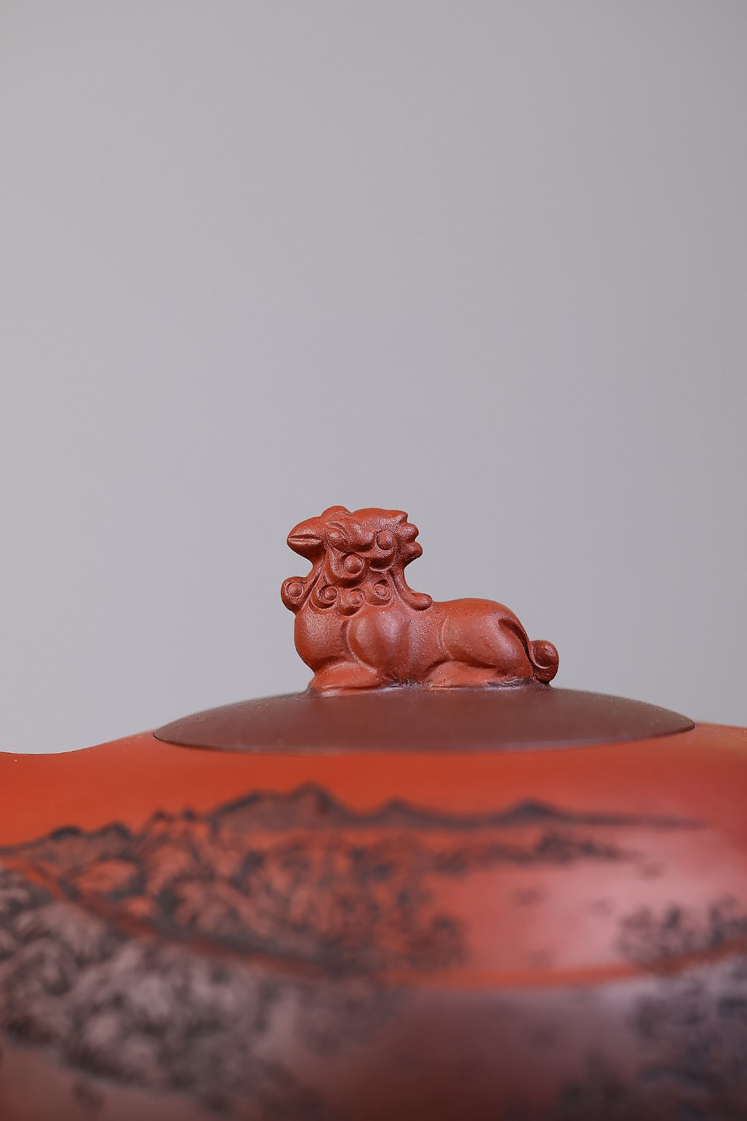 《紫气东来》 国家级工艺美术师 鲍玉华 装饰：李玮（江苏省陶瓷艺术大师，正高）原矿家藏老紫泥，330cc，菱形9孔出水