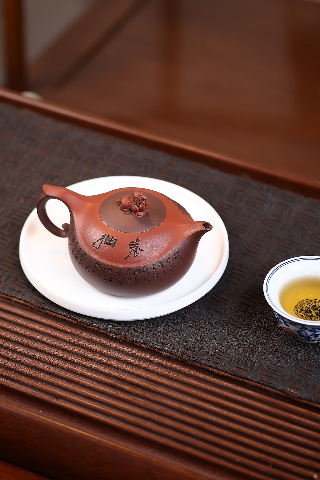 《紫气东来》 国家级工艺美术师 鲍玉华 装饰：李玮（江苏省陶瓷艺术大师，正高）原矿家藏老紫泥，330cc，菱形9孔出水