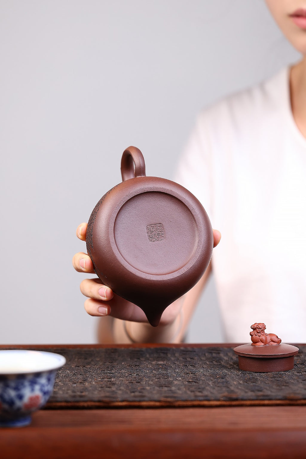 《紫气东来》 国家级工艺美术师 鲍玉华 装饰：李玮（江苏省陶瓷艺术大师，正高）原矿家藏老紫泥，330cc，菱形9孔出水