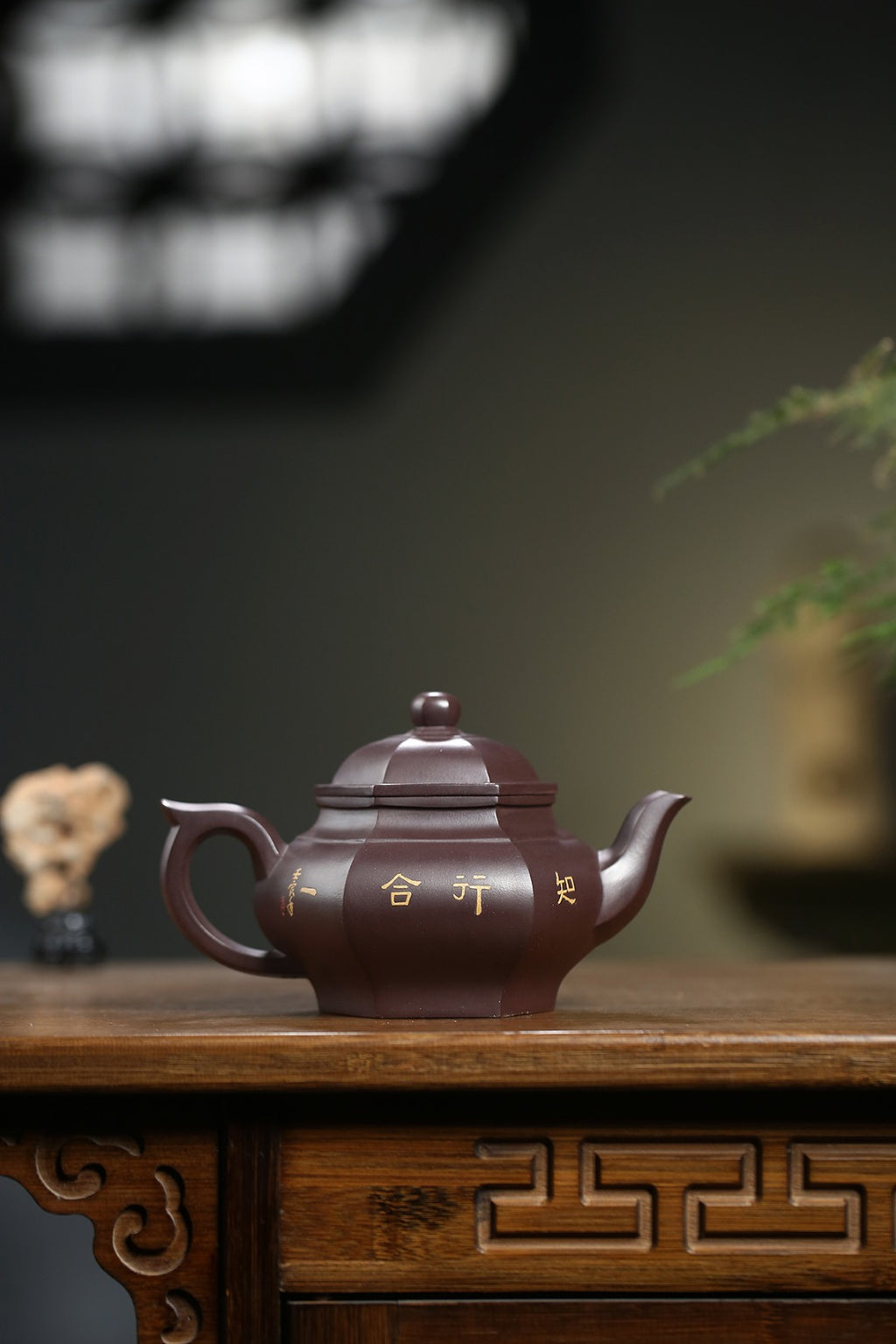 《六方宫灯》 作者简介：高建中 研究员级高级工艺美术师 正高级工艺美术师 正高级乡村振兴技艺师 作品简介：原矿老紫泥，320cc，菱形19孔出水