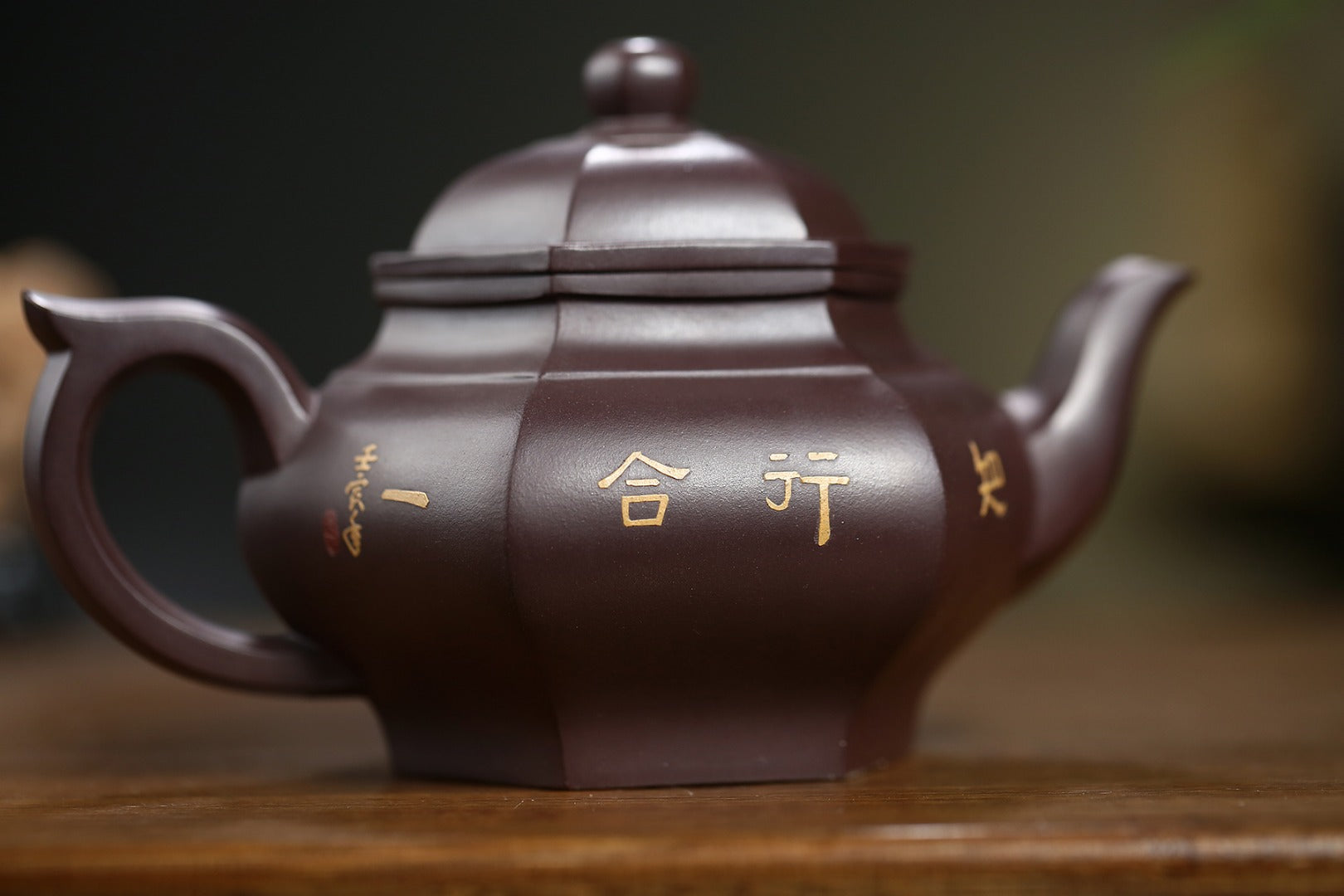 《六方宫灯》 作者简介：高建中 研究员级高级工艺美术师 正高级工艺美术师 正高级乡村振兴技艺师 作品简介：原矿老紫泥，320cc，菱形19孔出水