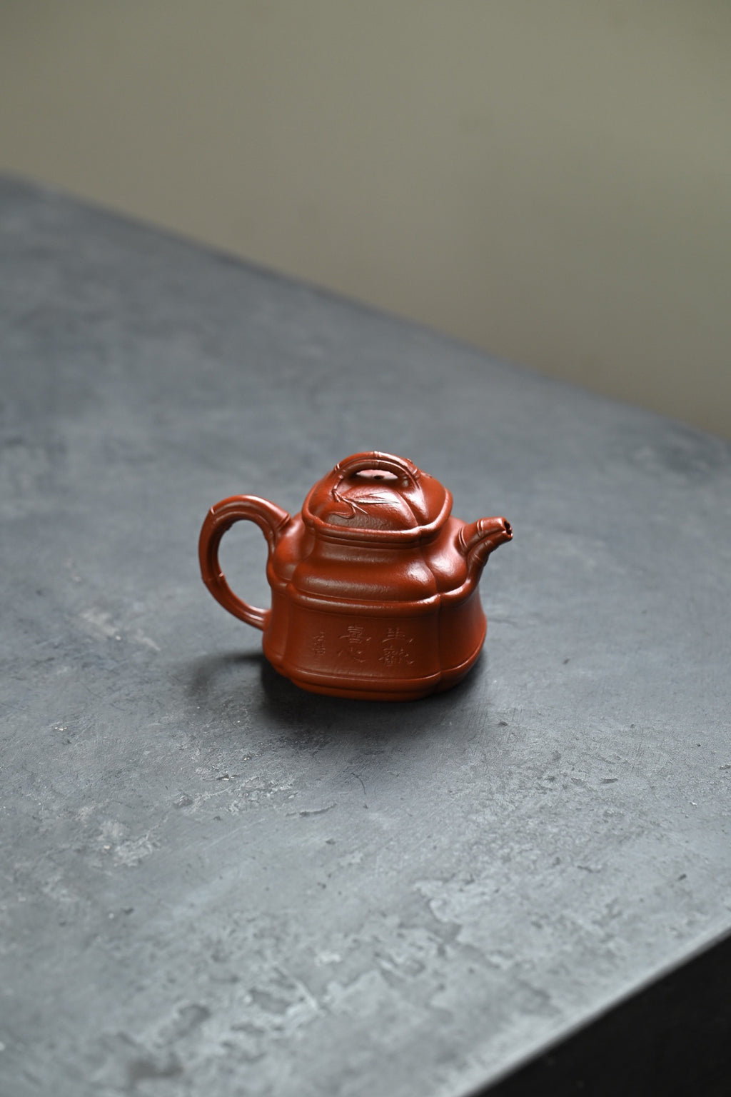四方竹鼎·全手工 /大拍陶手雷罡作品（师承范伟群）容量130cc/家藏朱泥 壶的立面筋线，自下而上贯通，与嘴、把沟通而浑成一体