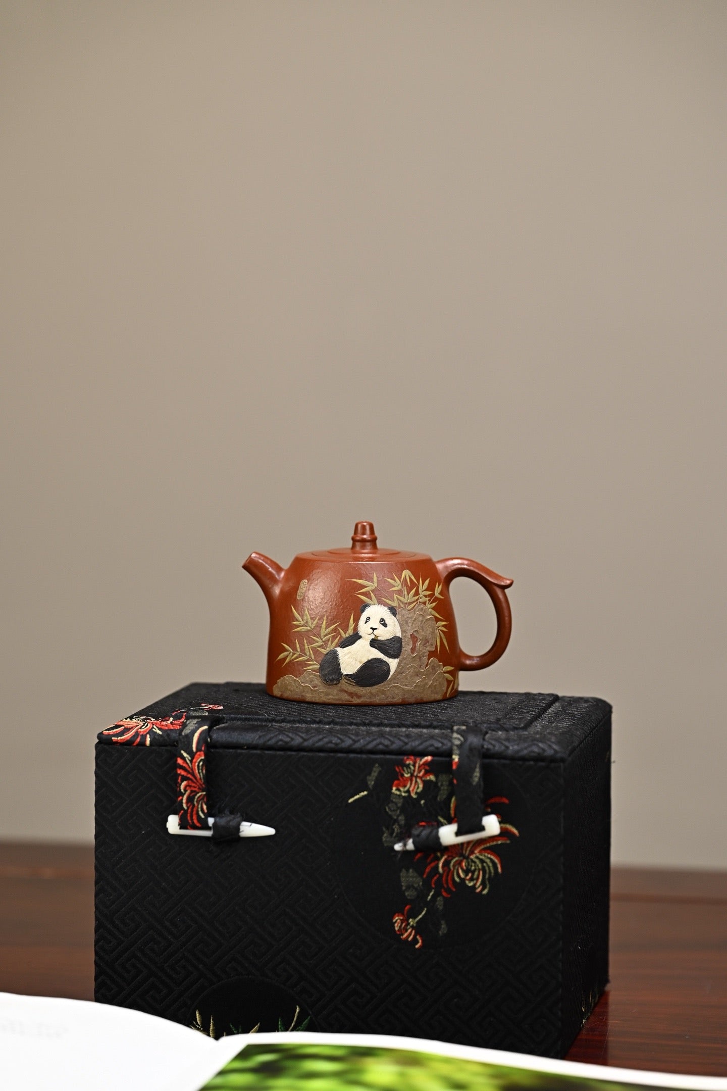 小井栏·全手工 /大拍陶手雷罡作品（师承范伟群） /容量150cc/家藏朱泥 壶身线条体现出平和清净，无为之韵