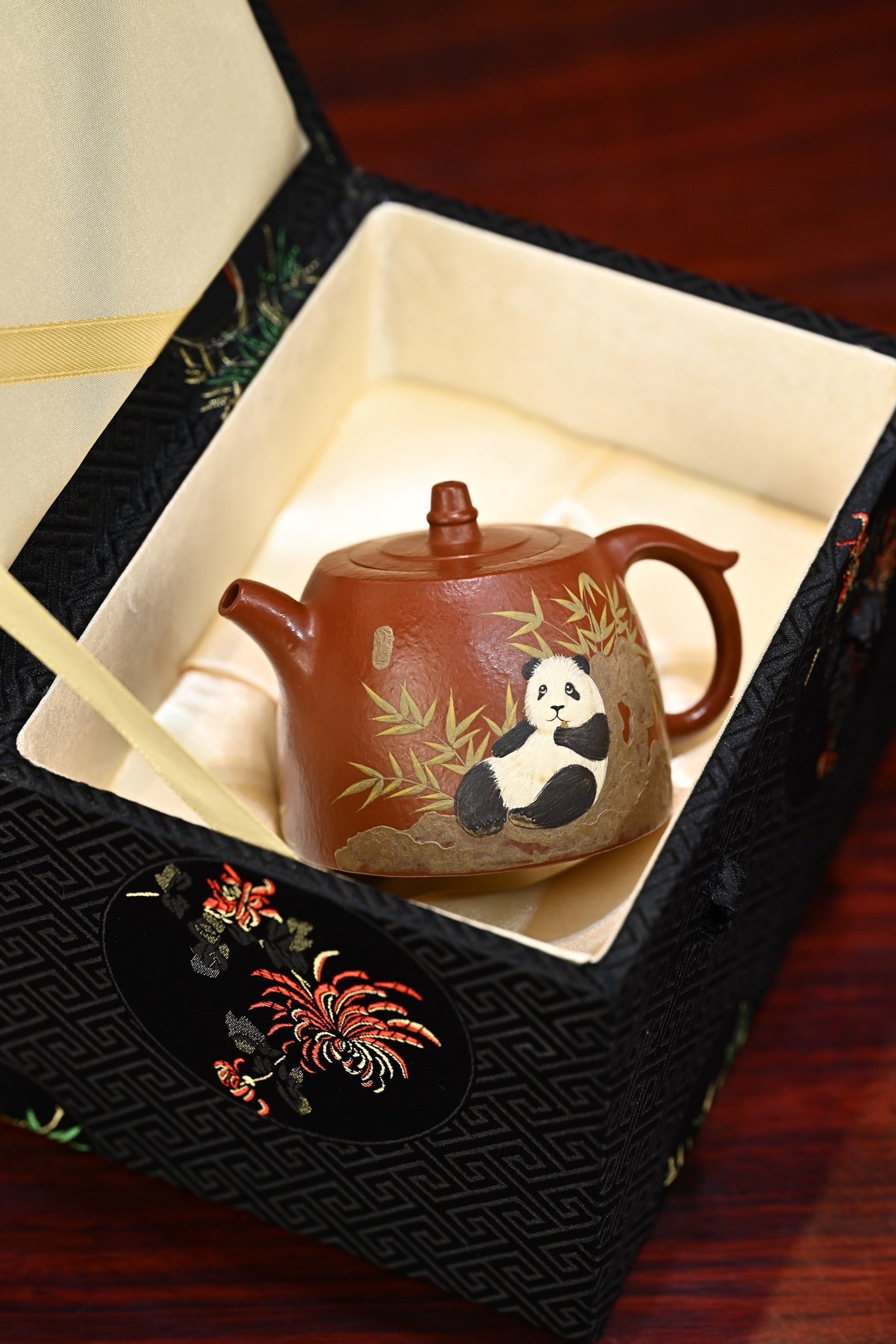 小井栏·全手工 /大拍陶手雷罡作品（师承范伟群） /容量150cc/家藏朱泥 壶身线条体现出平和清净，无为之韵