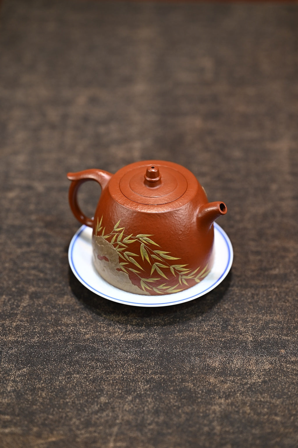 小井栏·全手工 /大拍陶手雷罡作品（师承范伟群） /容量150cc/家藏朱泥 壶身线条体现出平和清净，无为之韵