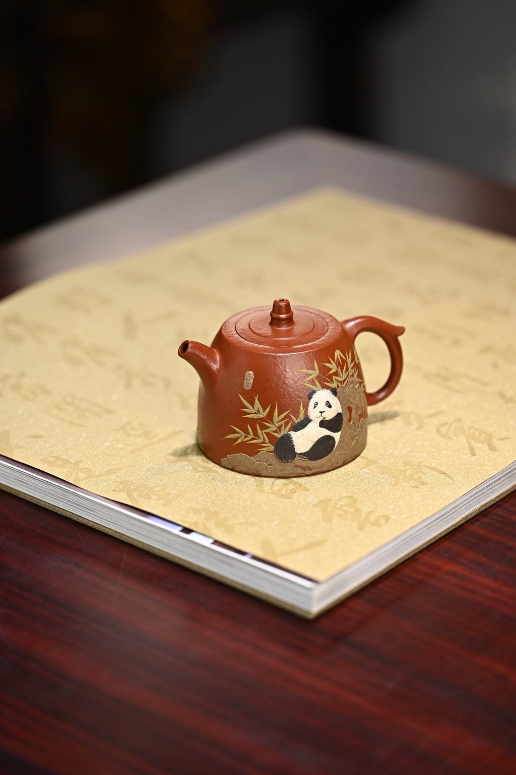 小井栏·全手工 /大拍陶手雷罡作品（师承范伟群） /容量150cc/家藏朱泥 壶身线条体现出平和清净，无为之韵