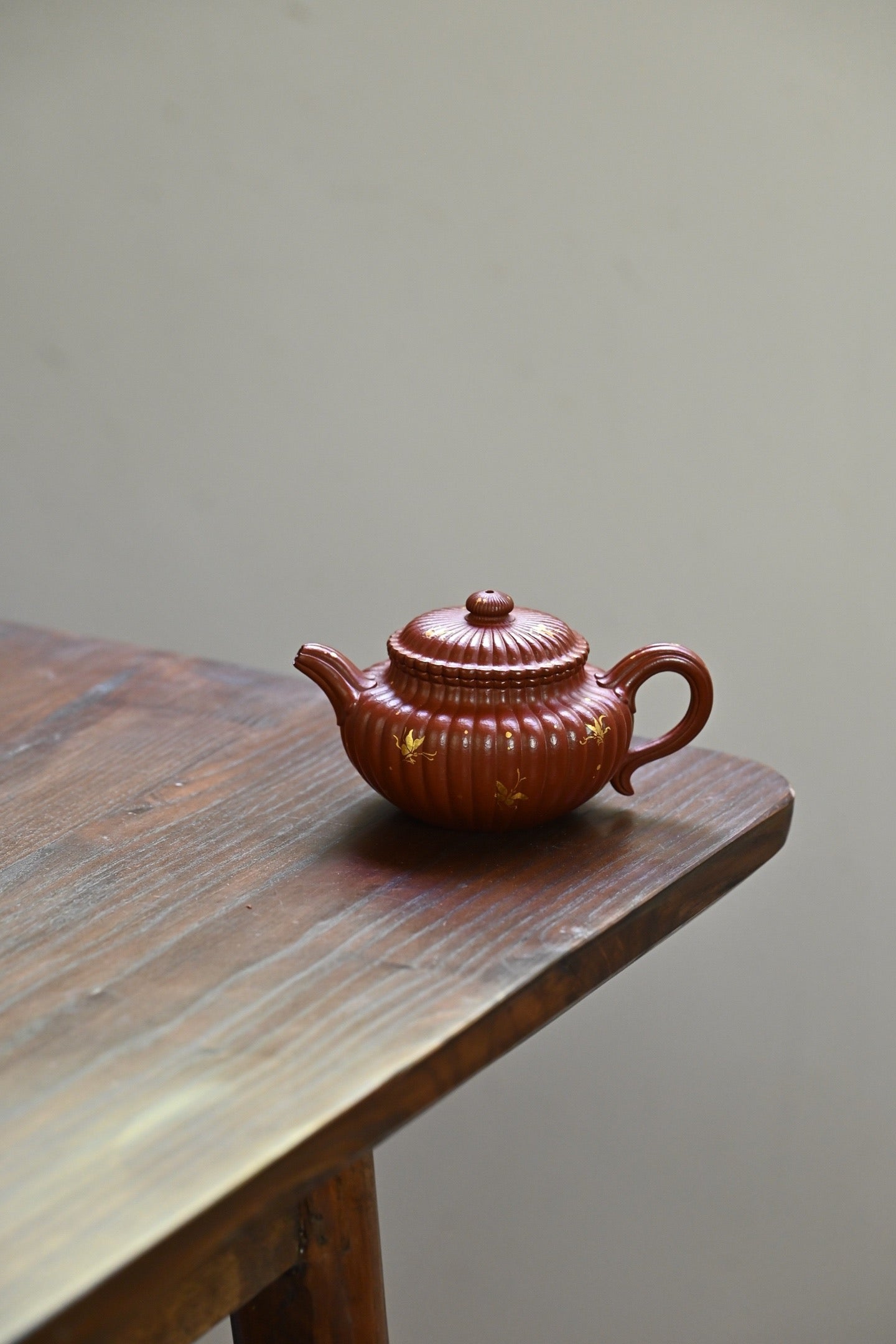 筋纹仿古· 全手工 /大拍陶手雷罡作品（师承范伟群）/容量230cc/朱泥炝金 整器化“筋”为“骨”，展现收勒之力，化“囊”为“气”，尽显鼓胀之力