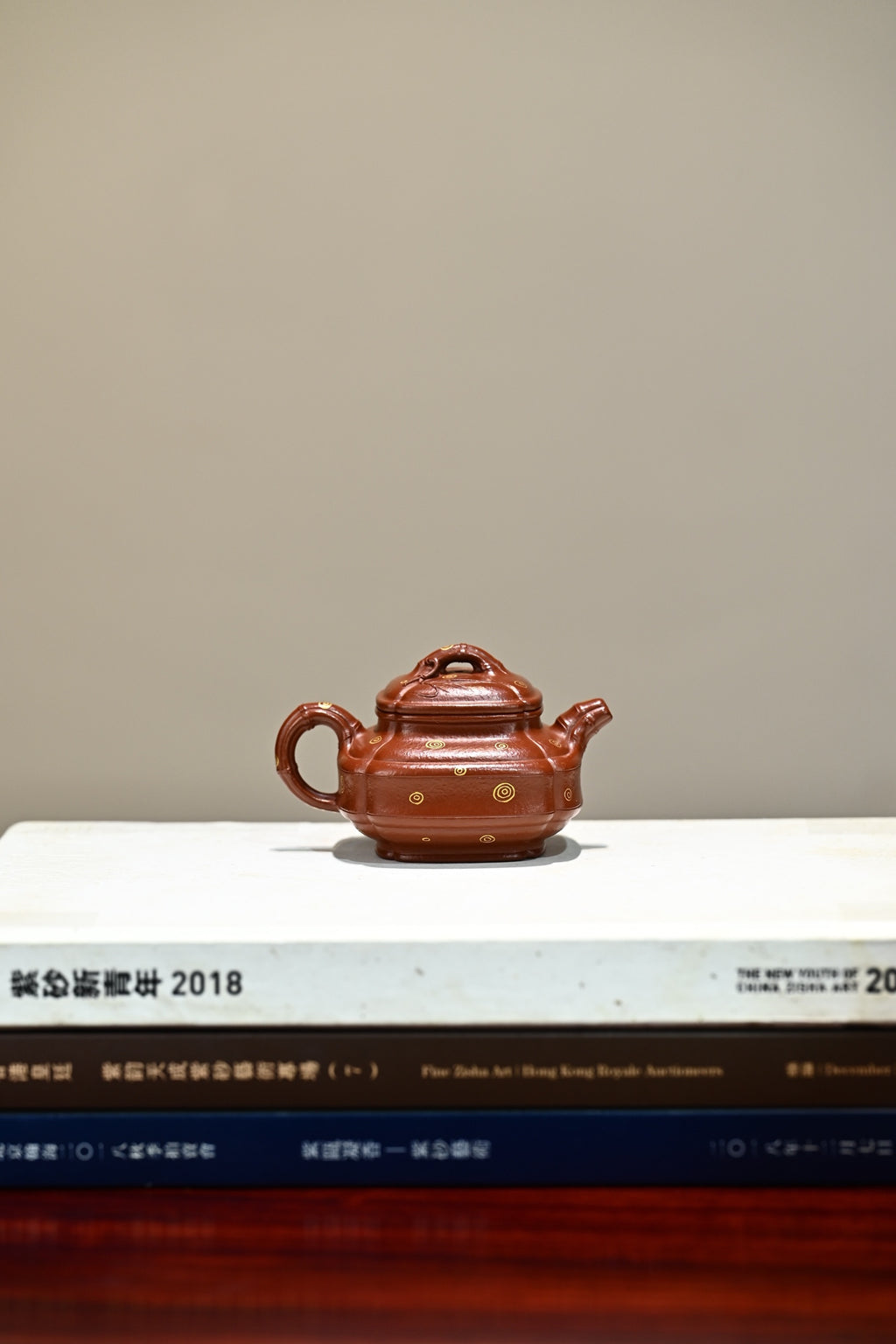 小竹鼓·全手工 /大拍陶手雷罡作品（师承范伟群）/容量120cc/朱泥炝金 壶的立面筋线，自下而上贯通，与嘴、把沟通而浑成一体