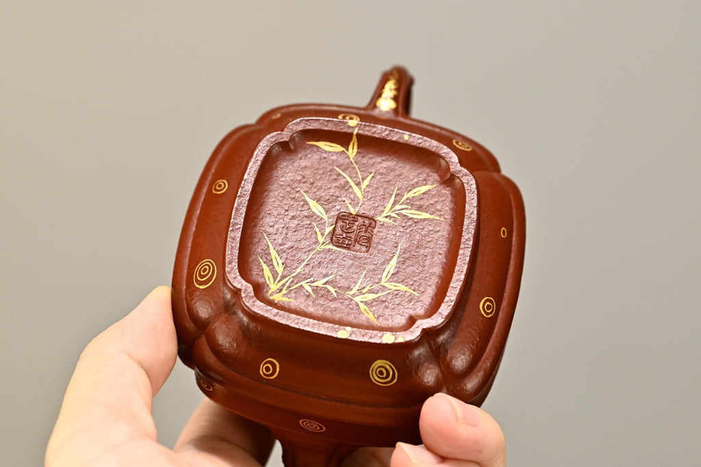 小竹鼓·全手工 /大拍陶手雷罡作品（师承范伟群）/容量120cc/朱泥炝金 壶的立面筋线，自下而上贯通，与嘴、把沟通而浑成一体