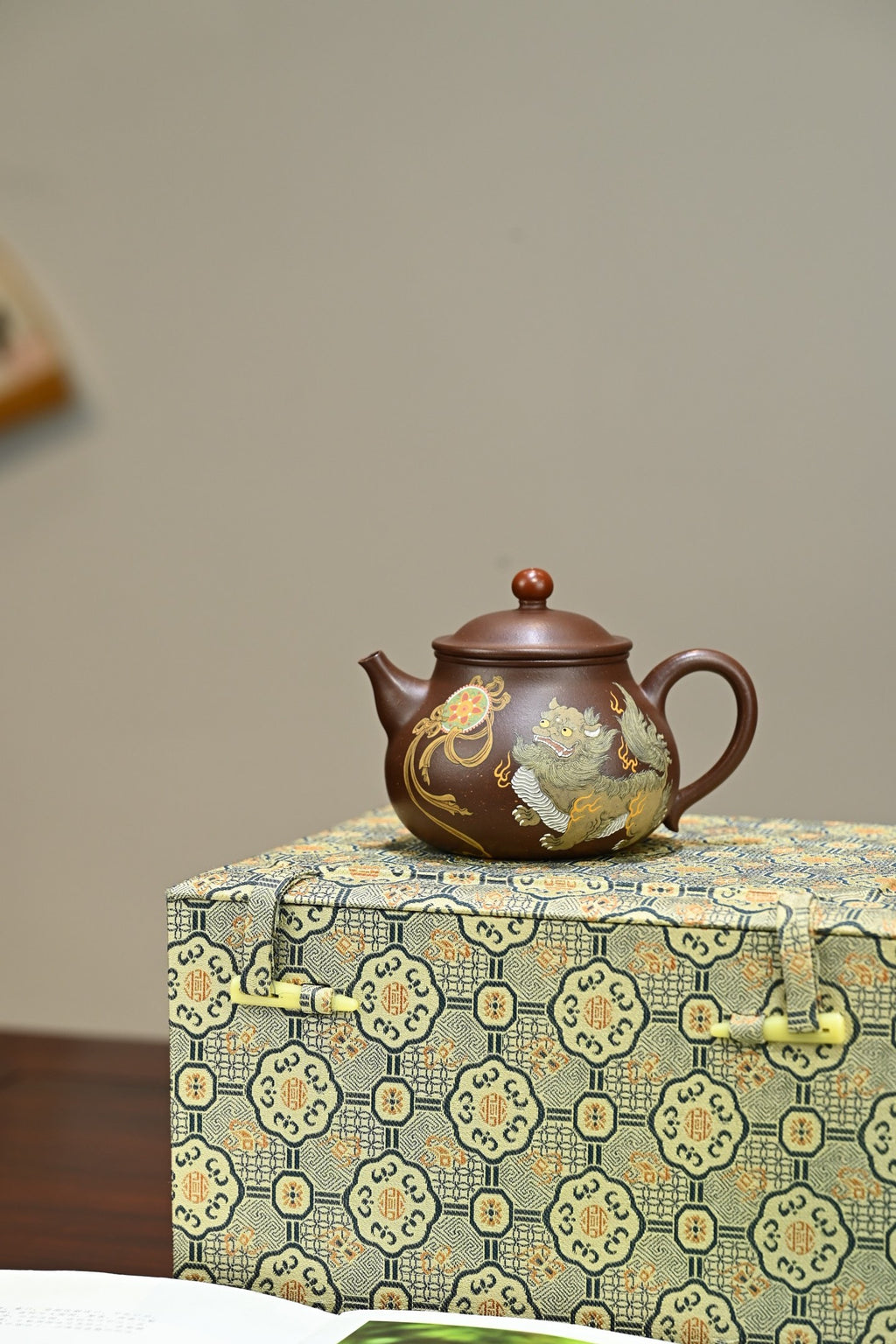 龙珠·全手工/大拍陶手雷罡作品（师承范伟群）/容量250cc/极品紫泥 壶身俊秀凝练，流把舒展，龙珠压顶与壶身形态相应和