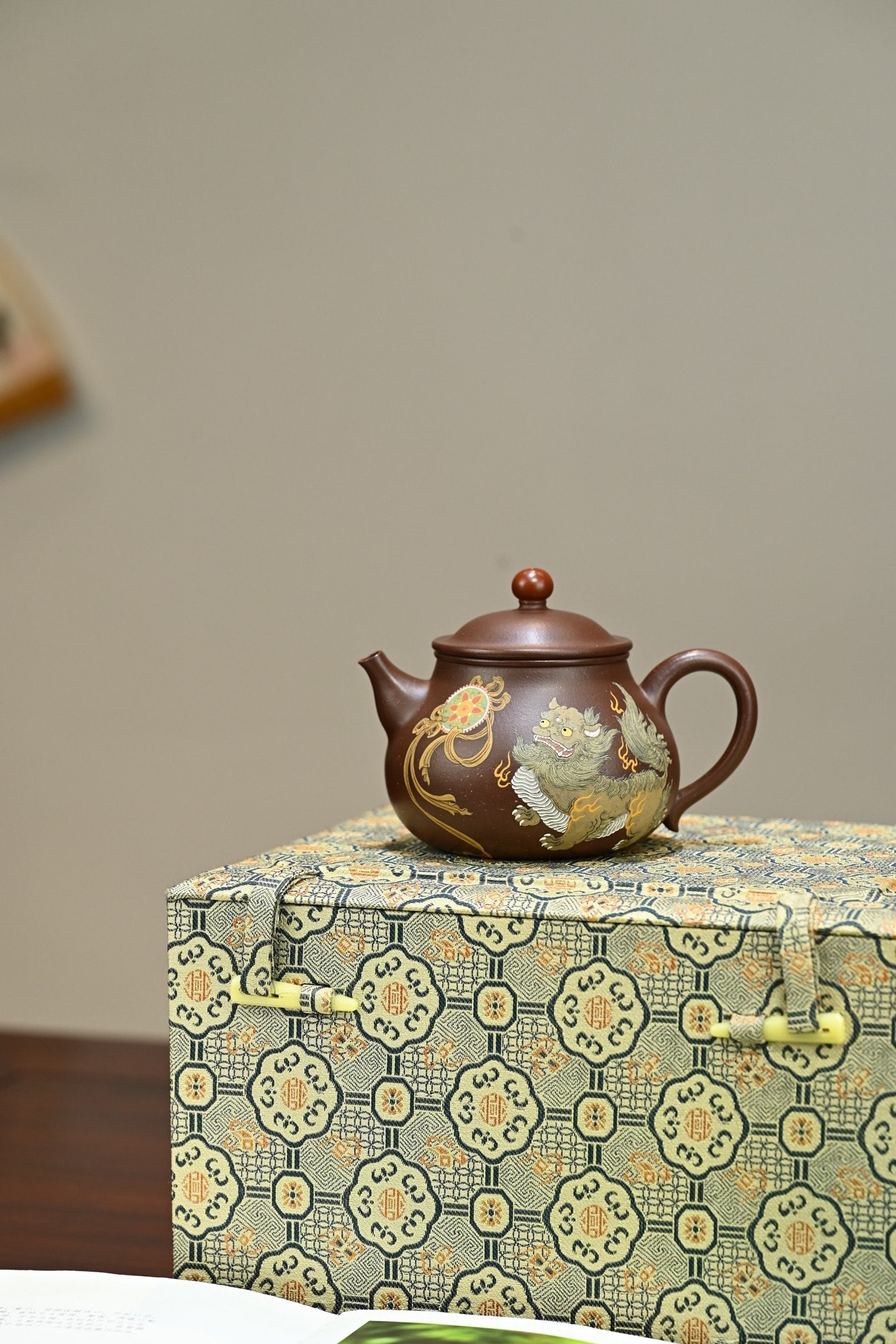 龙珠·全手工/大拍陶手雷罡作品（师承范伟群）/容量250cc/极品紫泥 壶身俊秀凝练，流把舒展，龙珠压顶与壶身形态相应和