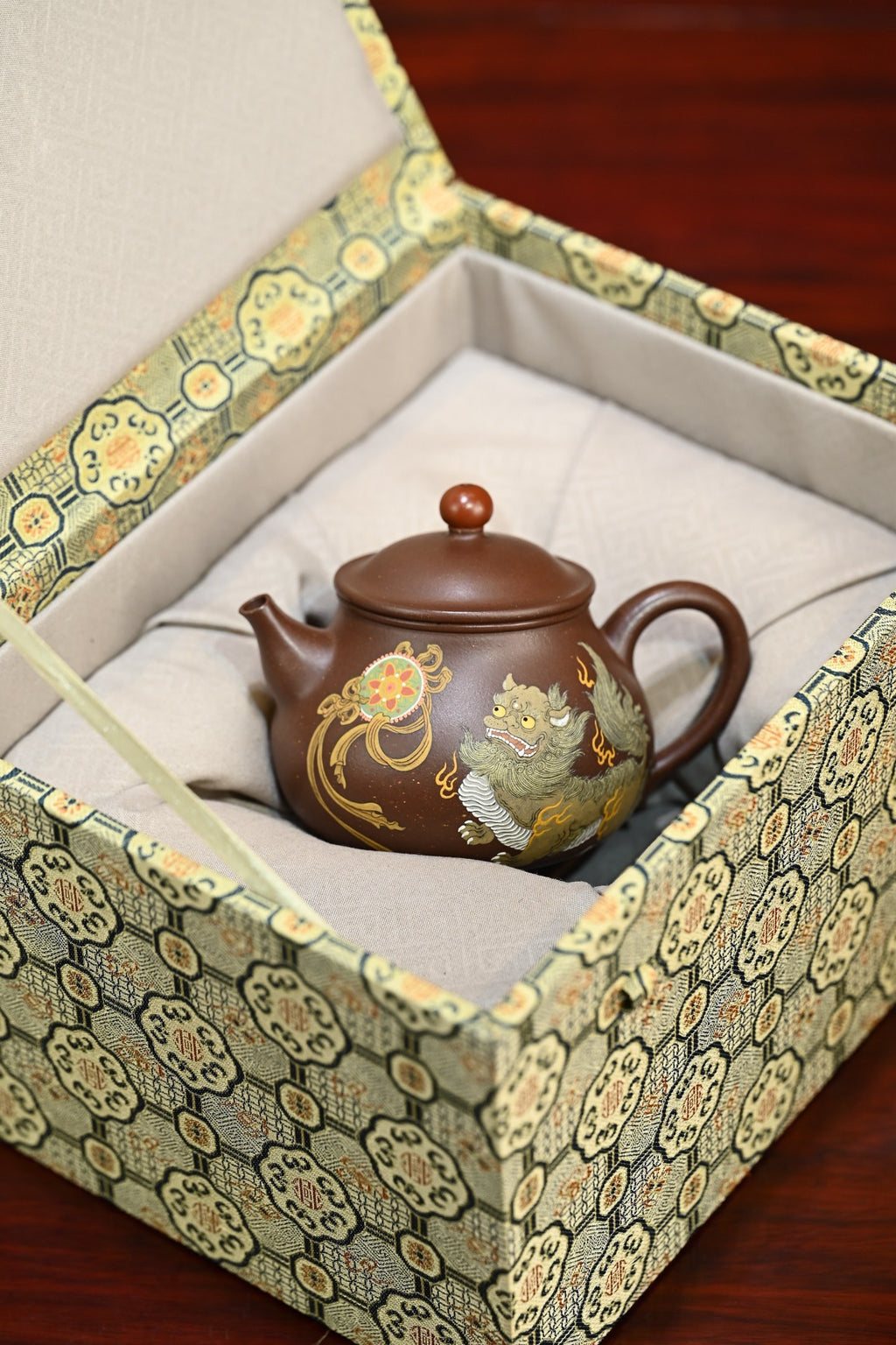 龙珠·全手工/大拍陶手雷罡作品（师承范伟群）/容量250cc/极品紫泥 壶身俊秀凝练，流把舒展，龙珠压顶与壶身形态相应和