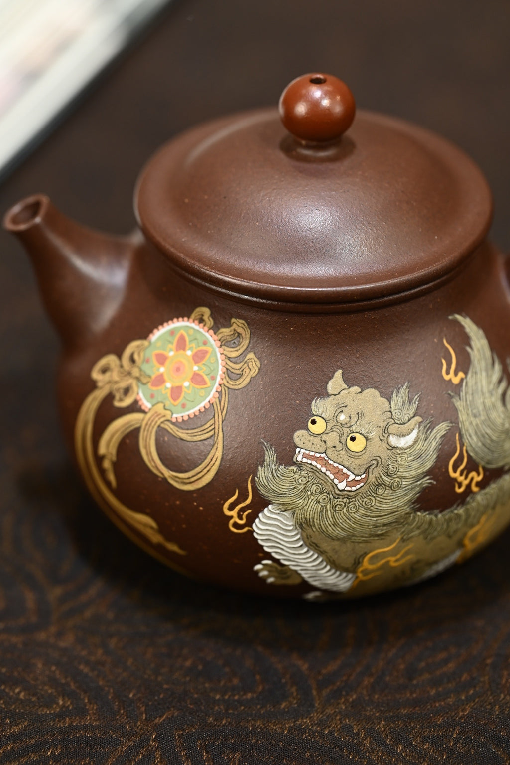 龙珠·全手工/大拍陶手雷罡作品（师承范伟群）/容量250cc/极品紫泥 壶身俊秀凝练，流把舒展，龙珠压顶与壶身形态相应和