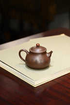 龙珠·全手工/大拍陶手雷罡作品（师承范伟群）/容量250cc/极品紫泥 壶身俊秀凝练，流把舒展，龙珠压顶与壶身形态相应和
