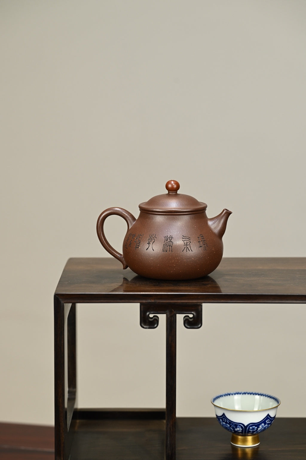 龙珠·全手工/大拍陶手雷罡作品（师承范伟群）/容量250cc/极品紫泥 壶身俊秀凝练，流把舒展，龙珠压顶与壶身形态相应和