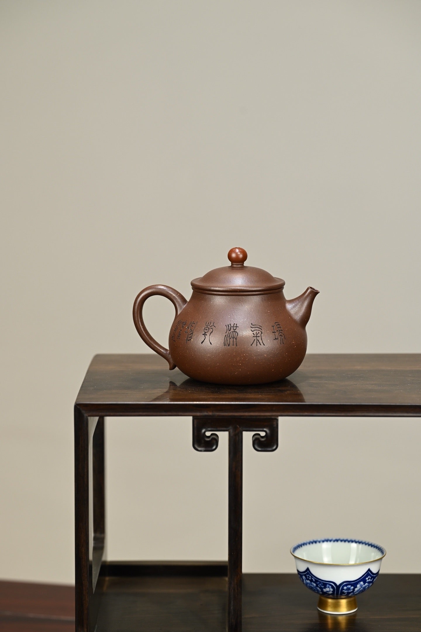 龙珠·全手工/大拍陶手雷罡作品（师承范伟群）/容量250cc/极品紫泥 壶身俊秀凝练，流把舒展，龙珠压顶与壶身形态相应和
