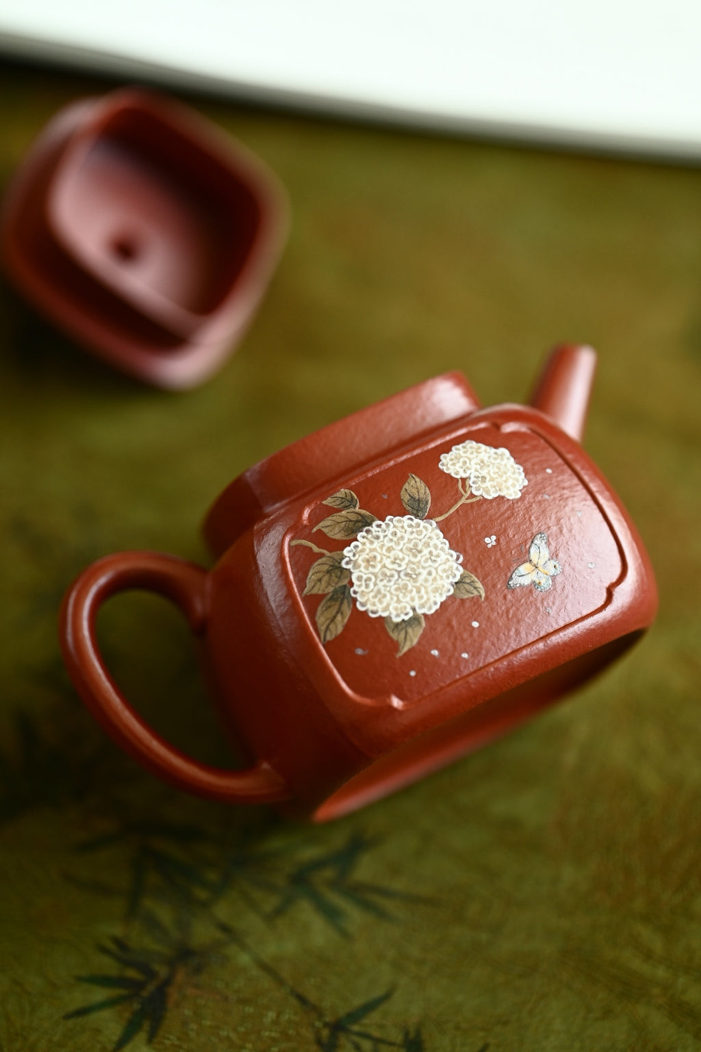 云窗· 全手工 /大拍陶手雷罡作品（师承范伟群）/容量180cc/家藏朱泥 壶身俊秀挺拔，线面挺括