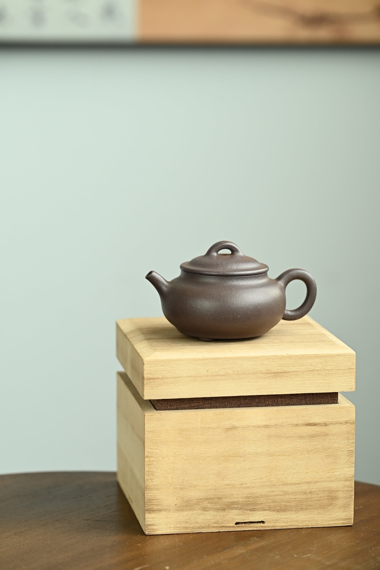 三足蕴禅·全手工 /大拍陶手金海晶作品（师承董晓勇）容量160cc/原矿青段 骨相之外，壶身丰润饱满，线条硬朗不失张力