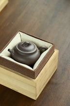 三足蕴禅·全手工 /大拍陶手金海晶作品（师承董晓勇）容量160cc/原矿青段 骨相之外，壶身丰润饱满，线条硬朗不失张力
