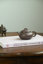 三足蕴禅·全手工 /大拍陶手金海晶作品（师承董晓勇）容量160cc/原矿青段 骨相之外，壶身丰润饱满，线条硬朗不失张力