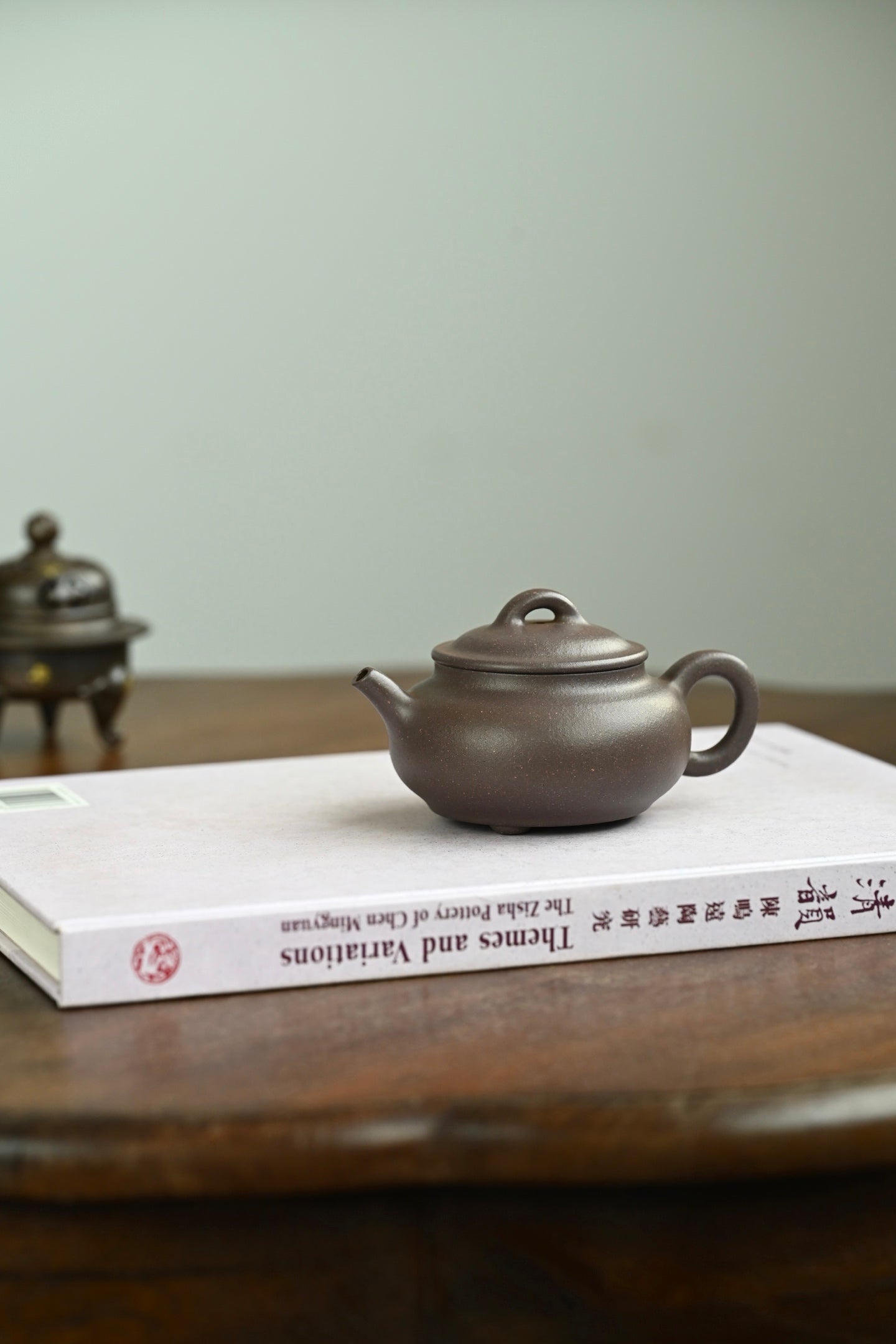 三足蕴禅·全手工 /大拍陶手金海晶作品（师承董晓勇）容量160cc/原矿青段 骨相之外，壶身丰润饱满，线条硬朗不失张力