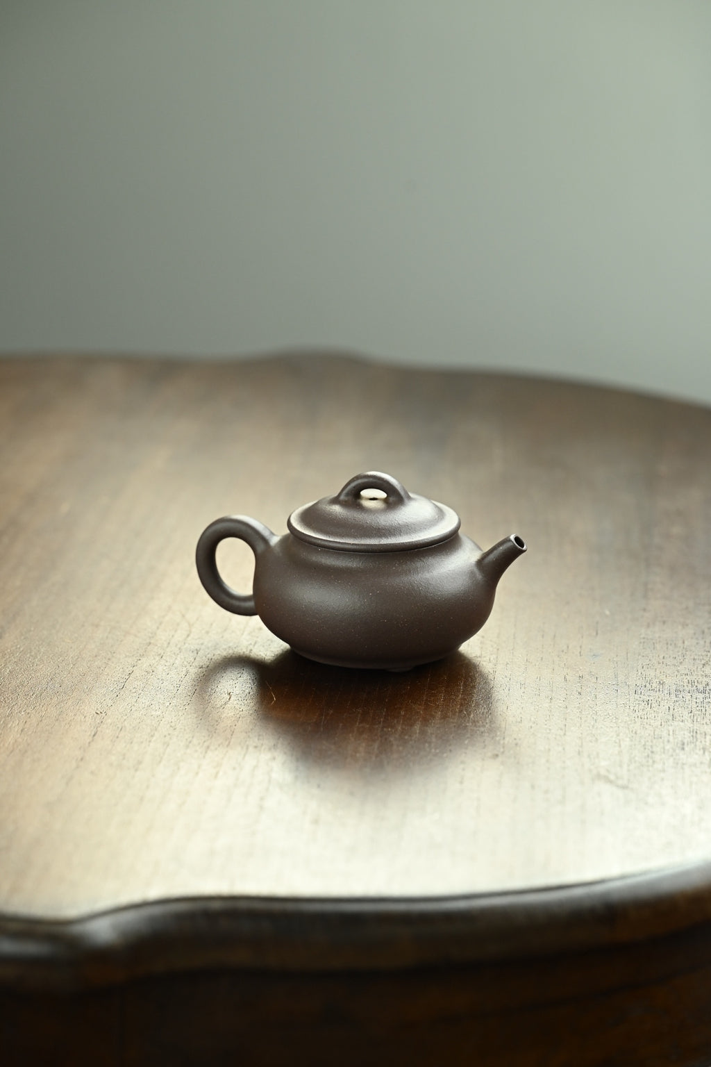 三足蕴禅·全手工 /大拍陶手金海晶作品（师承董晓勇）容量160cc/原矿青段 骨相之外，壶身丰润饱满，线条硬朗不失张力
