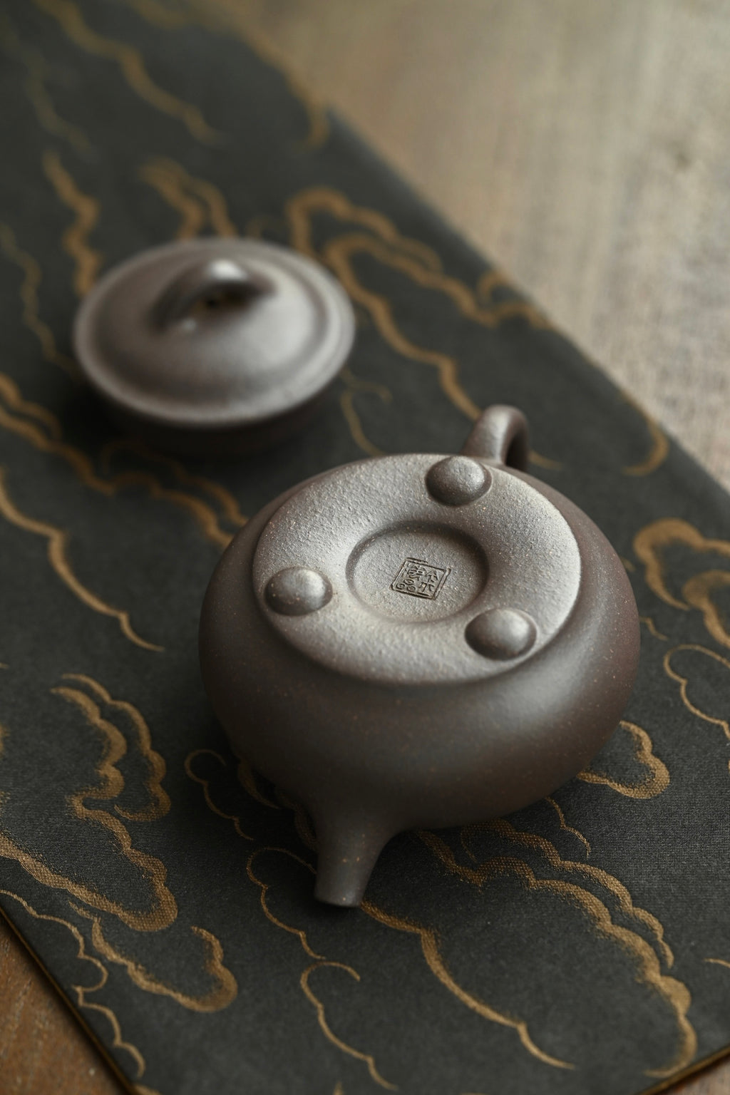 三足蕴禅·全手工 /大拍陶手金海晶作品（师承董晓勇）容量160cc/原矿青段 骨相之外，壶身丰润饱满，线条硬朗不失张力