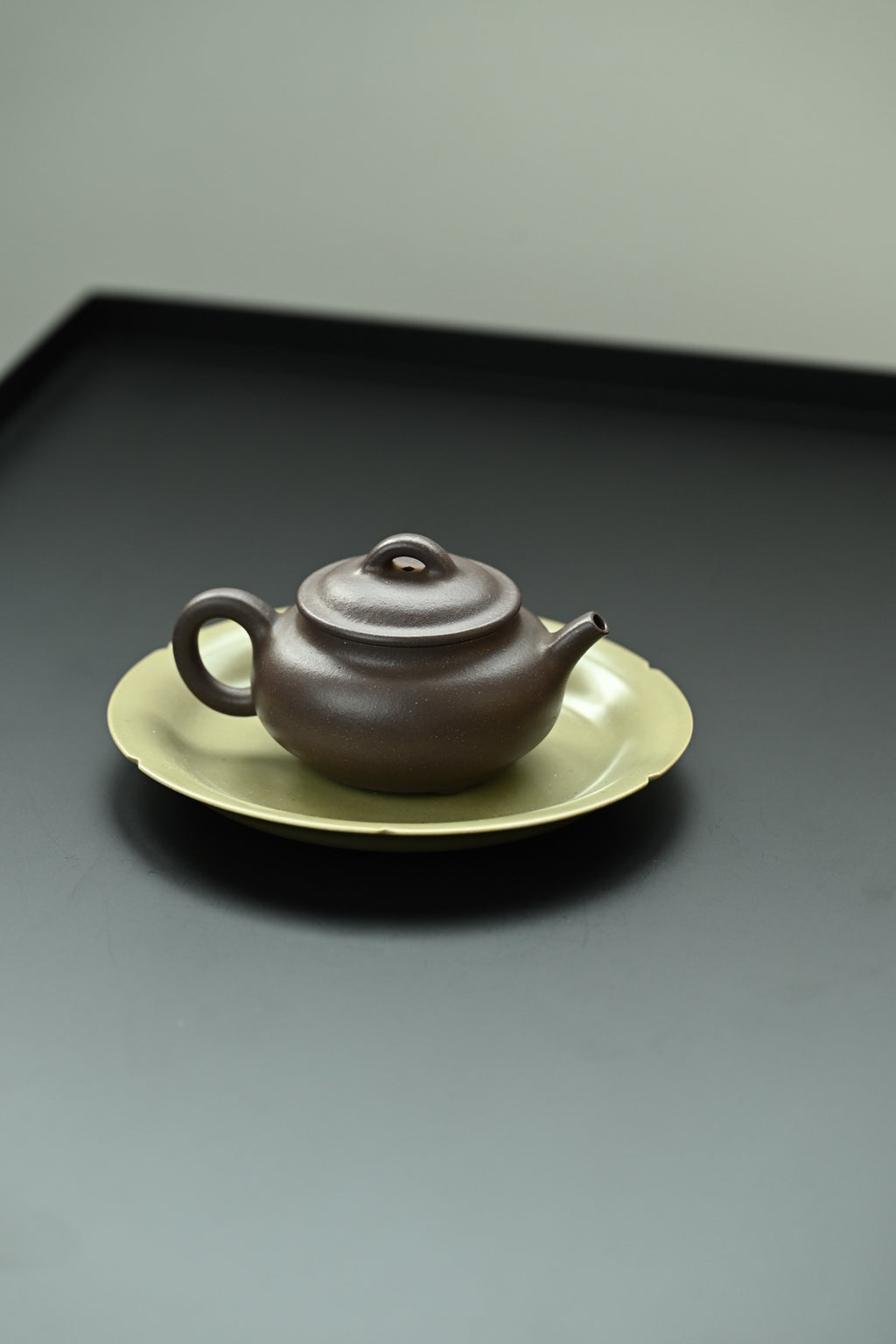 三足蕴禅·全手工 /大拍陶手金海晶作品（师承董晓勇）容量160cc/原矿青段 骨相之外，壶身丰润饱满，线条硬朗不失张力