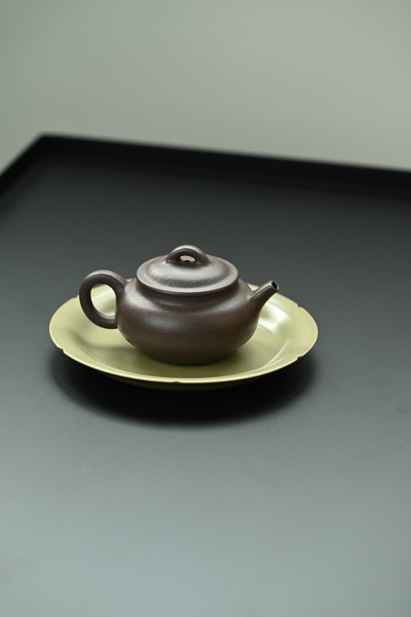 三足蕴禅·全手工 /大拍陶手金海晶作品（师承董晓勇）容量160cc/原矿青段 骨相之外，壶身丰润饱满，线条硬朗不失张力