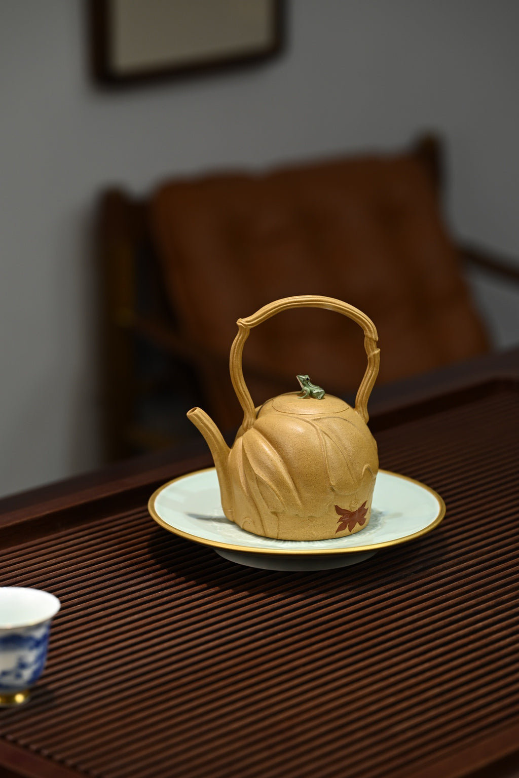 蛙趣提梁·全手工/花器实力派作品/容量380cc/原矿段泥 若一荷塘映入眼帘，荷叶微微泛起