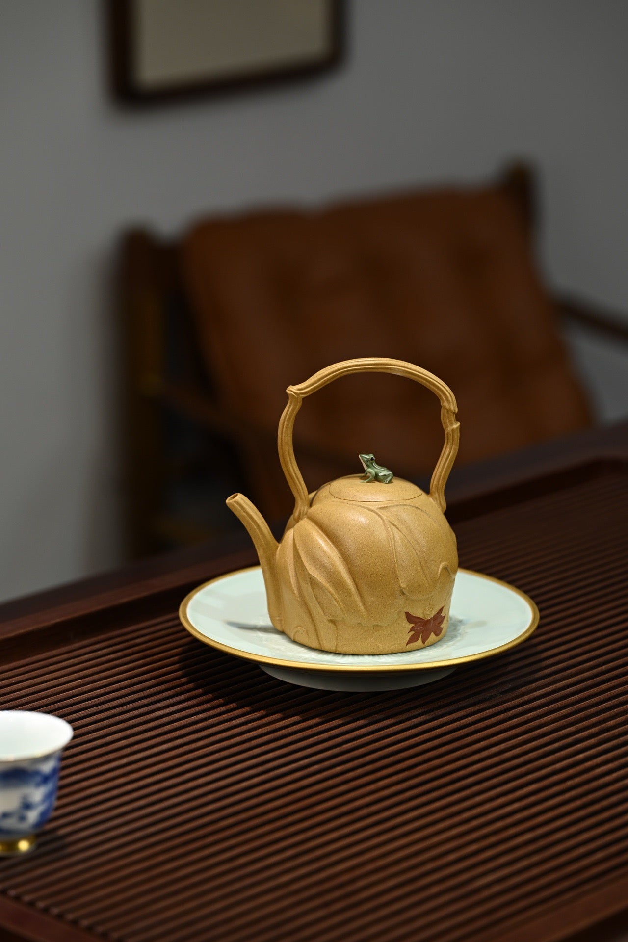 蛙趣提梁·全手工/花器实力派作品/容量380cc/原矿段泥 若一荷塘映入眼帘，荷叶微微泛起