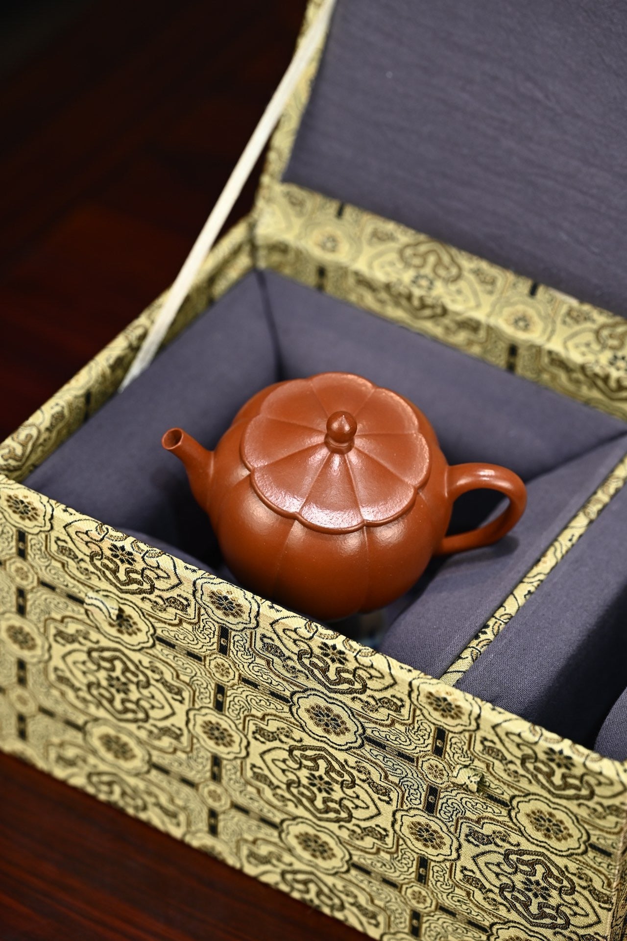 娴静·全手工 /大拍陶手张智耀作品/容量210cc/家藏朱泥 壶型秀巧雅致，身如橄榄，流线曼妙有致，气韵灵动