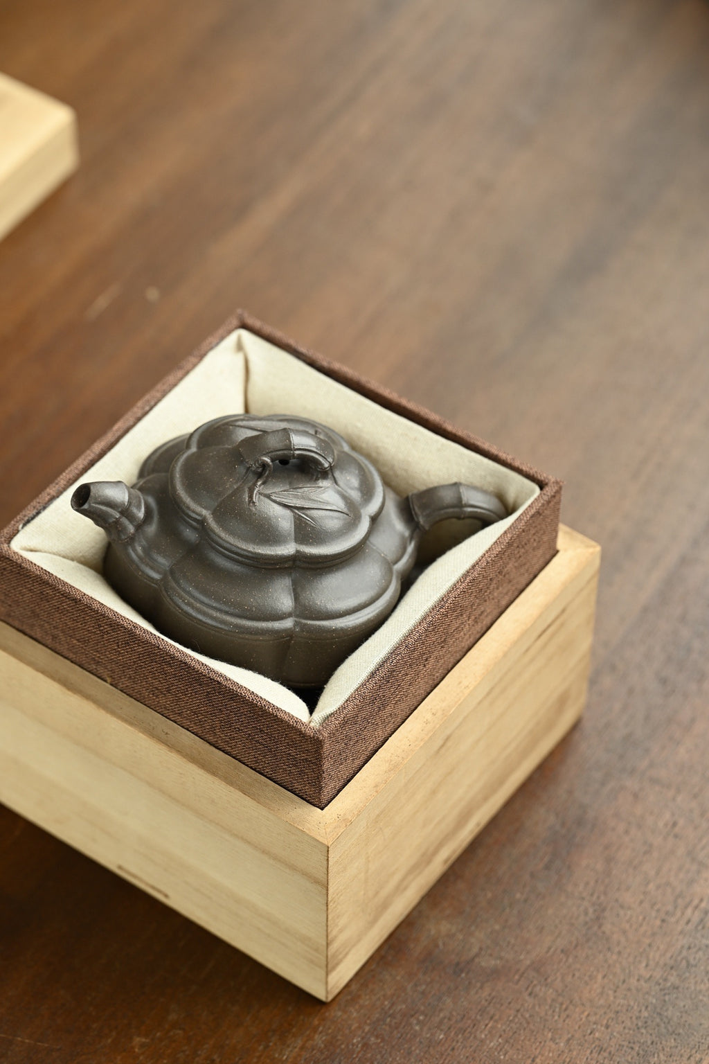 六瓣竹鼓·全手工/容量220cc/原矿青段 壶的立面筋线，自下而上贯通，与嘴、把沟通而浑成一体