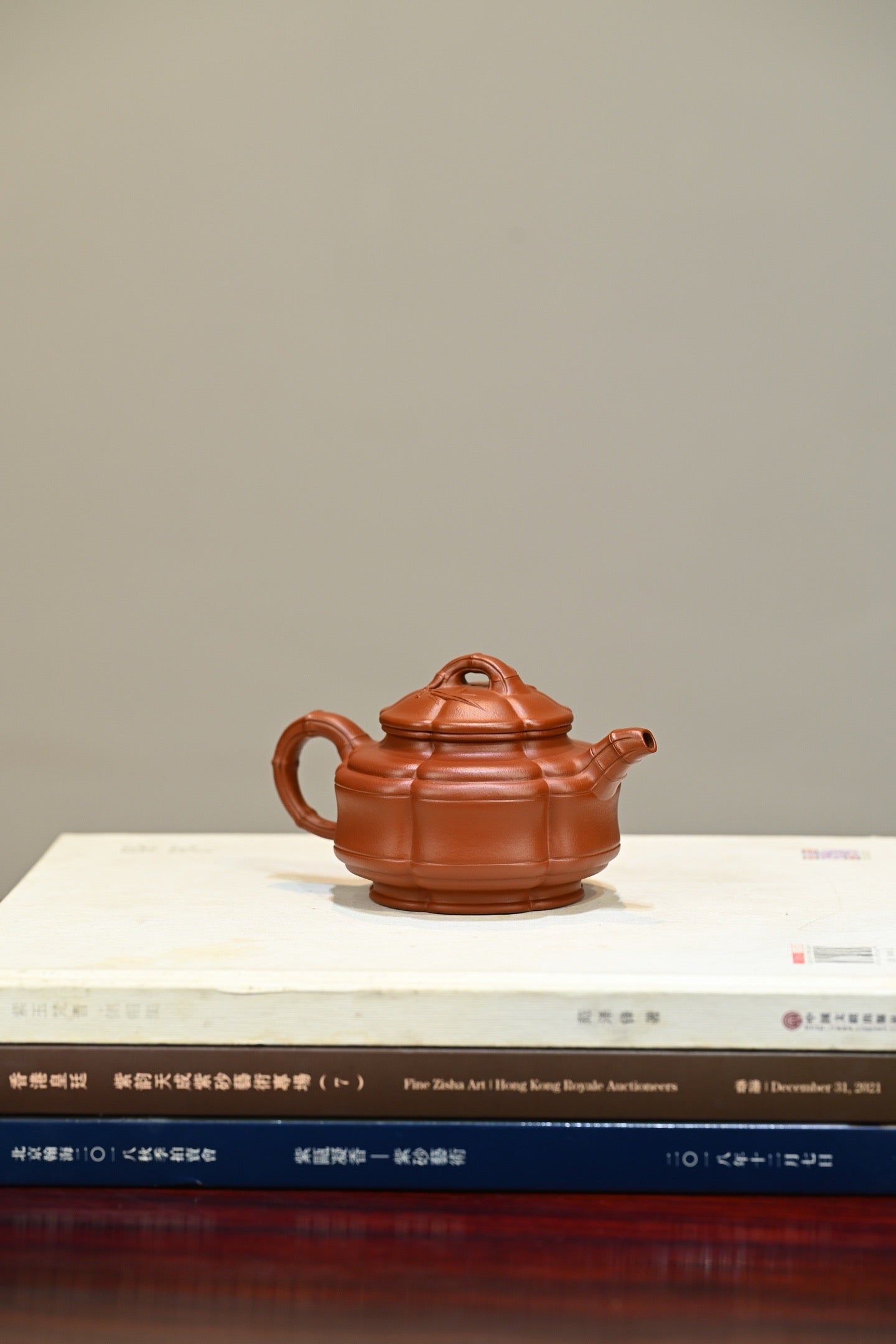 六瓣竹鼓·全手工  /容量250cc/原矿朱泥 壶的立面筋线，自下而上贯通，与嘴、把沟通而浑成一体
