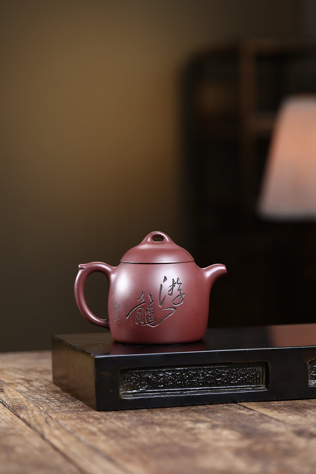 省大师勇淑英作品收藏【秦权壶】内有乾坤 泥料：极品龙血砂 容量：200cc  作者：勇淑英 江苏省陶瓷艺术大师  工艺：手工制作，收藏价值高👍