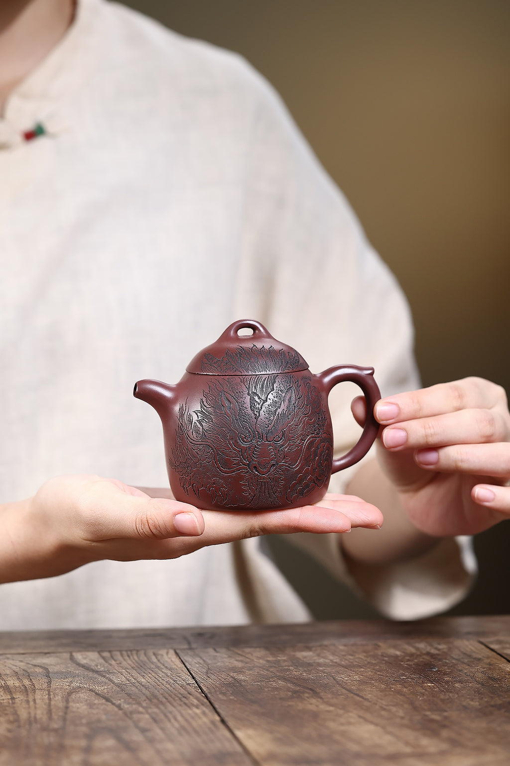 省大师勇淑英作品收藏【秦权壶】内有乾坤 泥料：极品龙血砂 容量：200cc  作者：勇淑英 江苏省陶瓷艺术大师  工艺：手工制作，收藏价值高👍