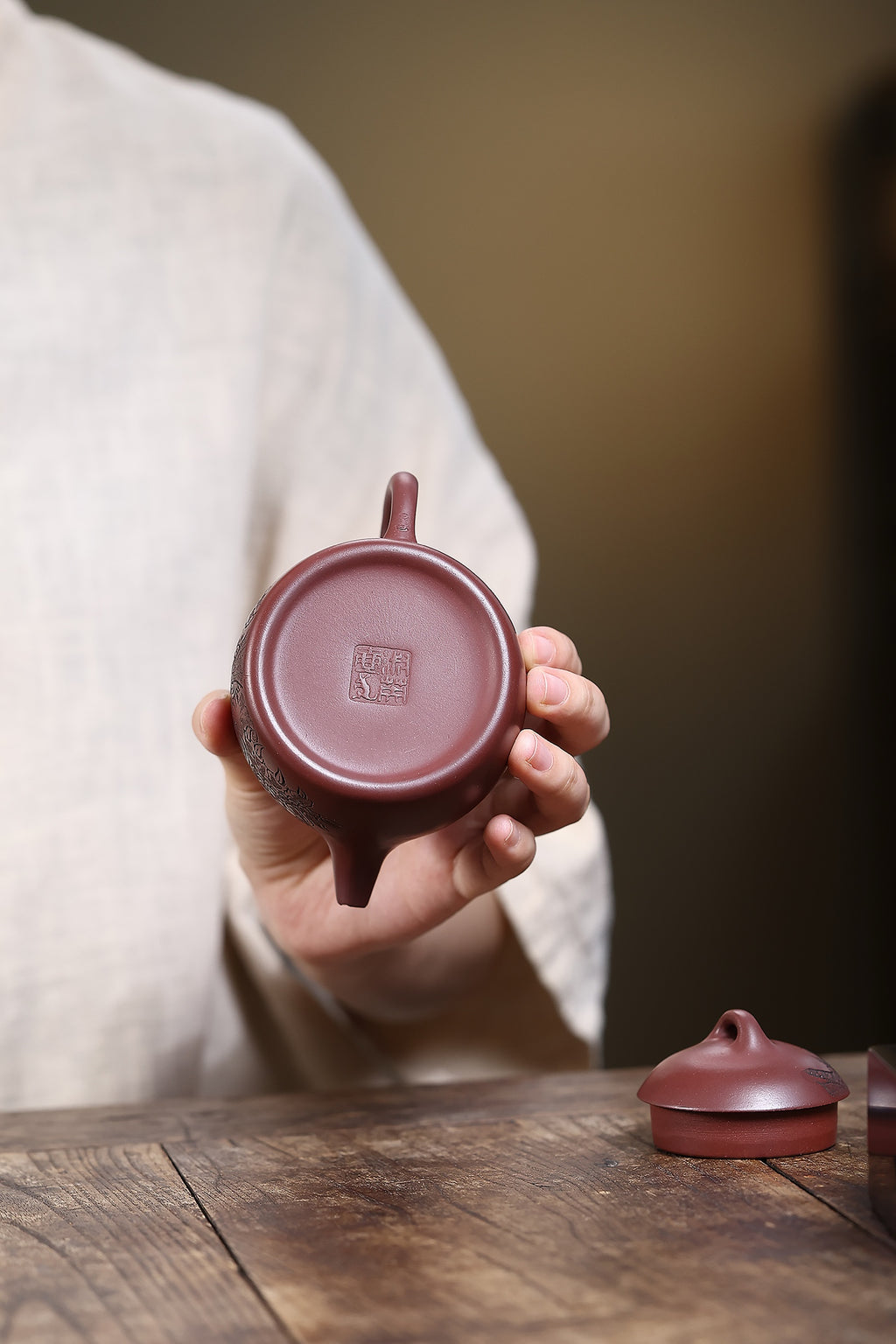 省大师勇淑英作品收藏【秦权壶】内有乾坤 泥料：极品龙血砂 容量：200cc  作者：勇淑英 江苏省陶瓷艺术大师  工艺：手工制作，收藏价值高👍