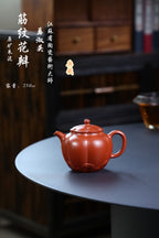 省大师勇淑英作品收藏【筋文花瓣】 泥料：极品朱泥 容量：250cc  作者：勇淑英 江苏省陶瓷艺术大师  工艺：手工制作，收藏价值高👍