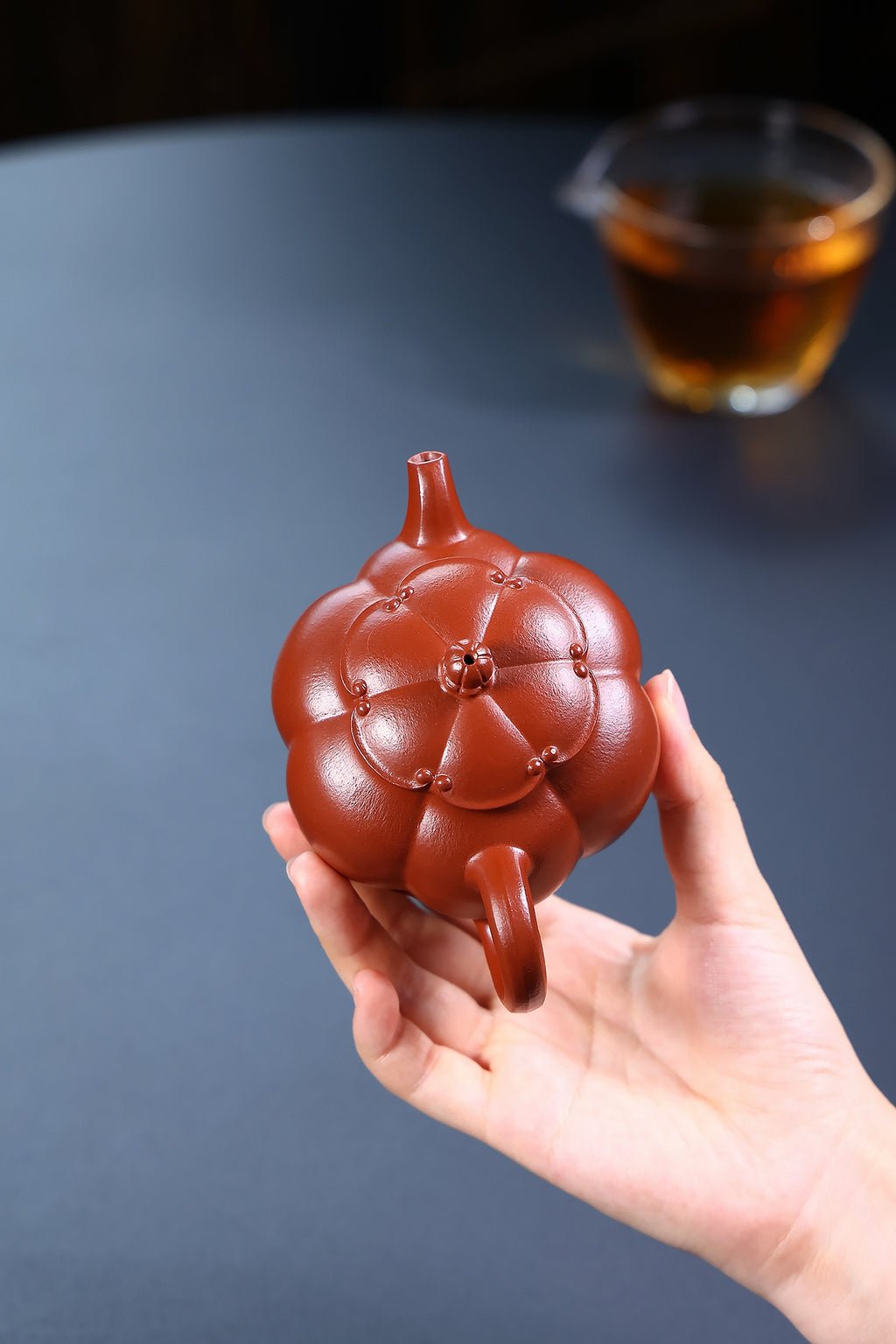 省大师勇淑英作品收藏【筋文花瓣】 泥料：极品朱泥 容量：250cc  作者：勇淑英 江苏省陶瓷艺术大师  工艺：手工制作，收藏价值高👍