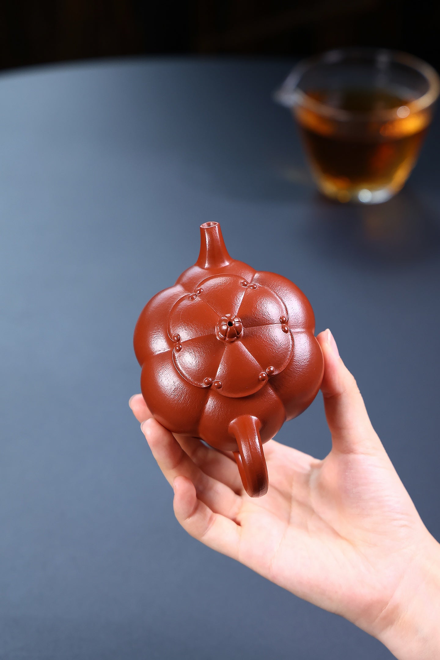 省大师勇淑英作品收藏【筋文花瓣】 泥料：极品朱泥 容量：250cc  作者：勇淑英 江苏省陶瓷艺术大师  工艺：手工制作，收藏价值高👍