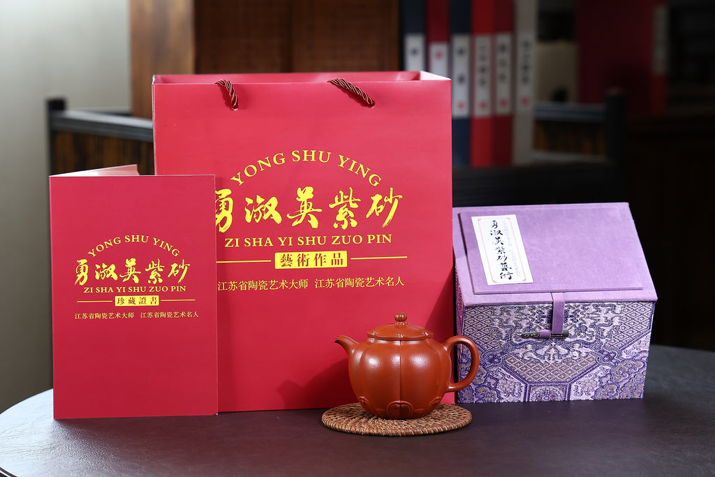 省大师勇淑英作品收藏【筋文花瓣】 泥料：极品朱泥 容量：250cc  作者：勇淑英 江苏省陶瓷艺术大师  工艺：手工制作，收藏价值高👍