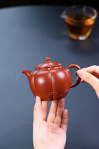 省大师勇淑英作品收藏【筋文花瓣】 泥料：极品朱泥 容量：250cc  作者：勇淑英 江苏省陶瓷艺术大师  工艺：手工制作，收藏价值高👍