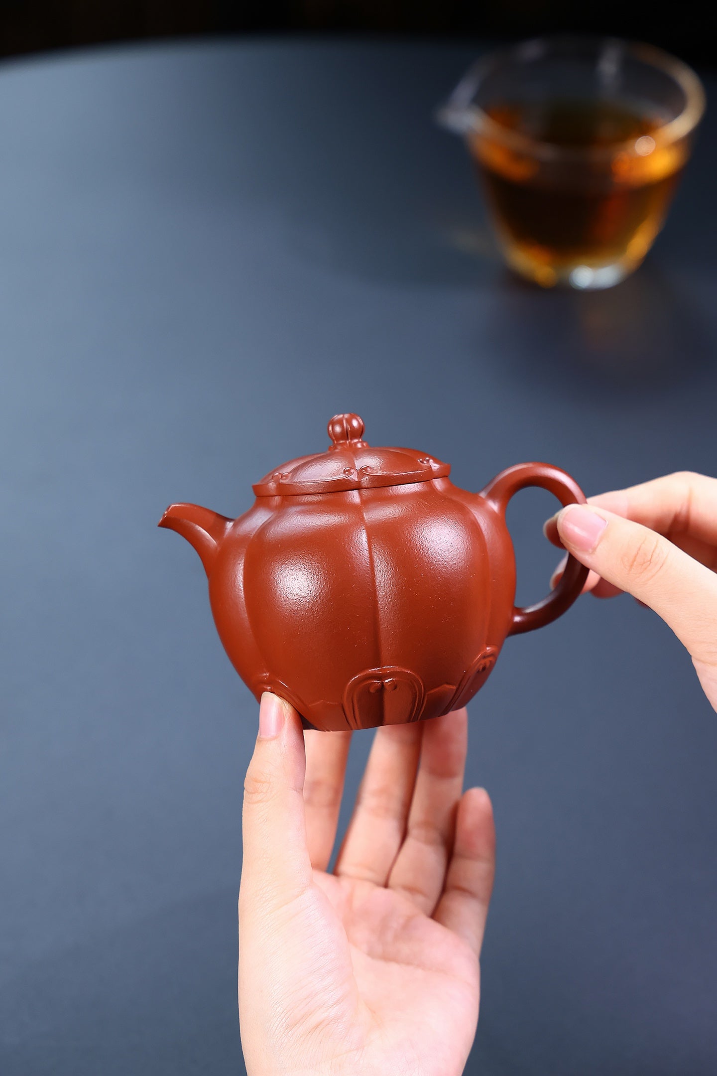 省大师勇淑英作品收藏【筋文花瓣】 泥料：极品朱泥 容量：250cc  作者：勇淑英 江苏省陶瓷艺术大师  工艺：手工制作，收藏价值高👍