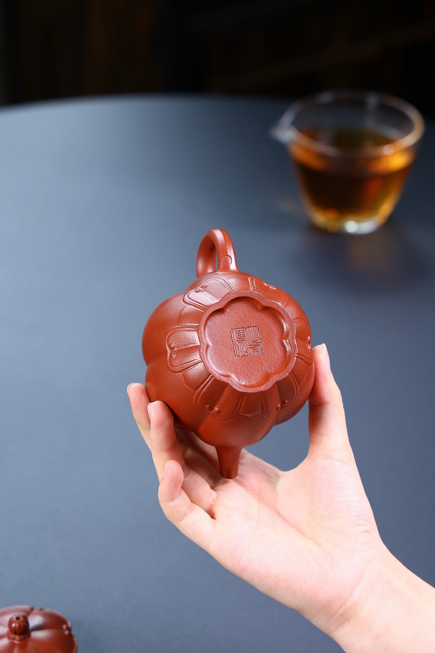 省大师勇淑英作品收藏【筋文花瓣】 泥料：极品朱泥 容量：250cc  作者：勇淑英 江苏省陶瓷艺术大师  工艺：手工制作，收藏价值高👍