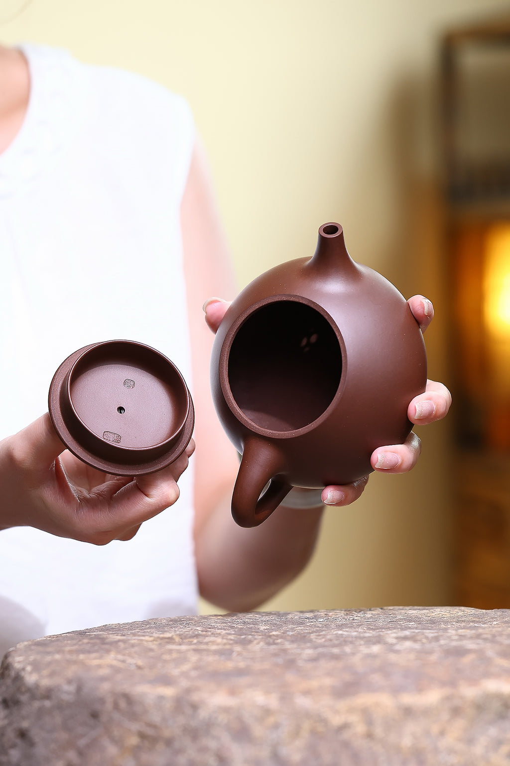 省大师勇淑英作品收藏【石瓢】 泥料：极品文革泥 容量：350cc  作者：勇淑英 江苏省陶瓷艺术大师  工艺：手工制作，收藏价值高👍