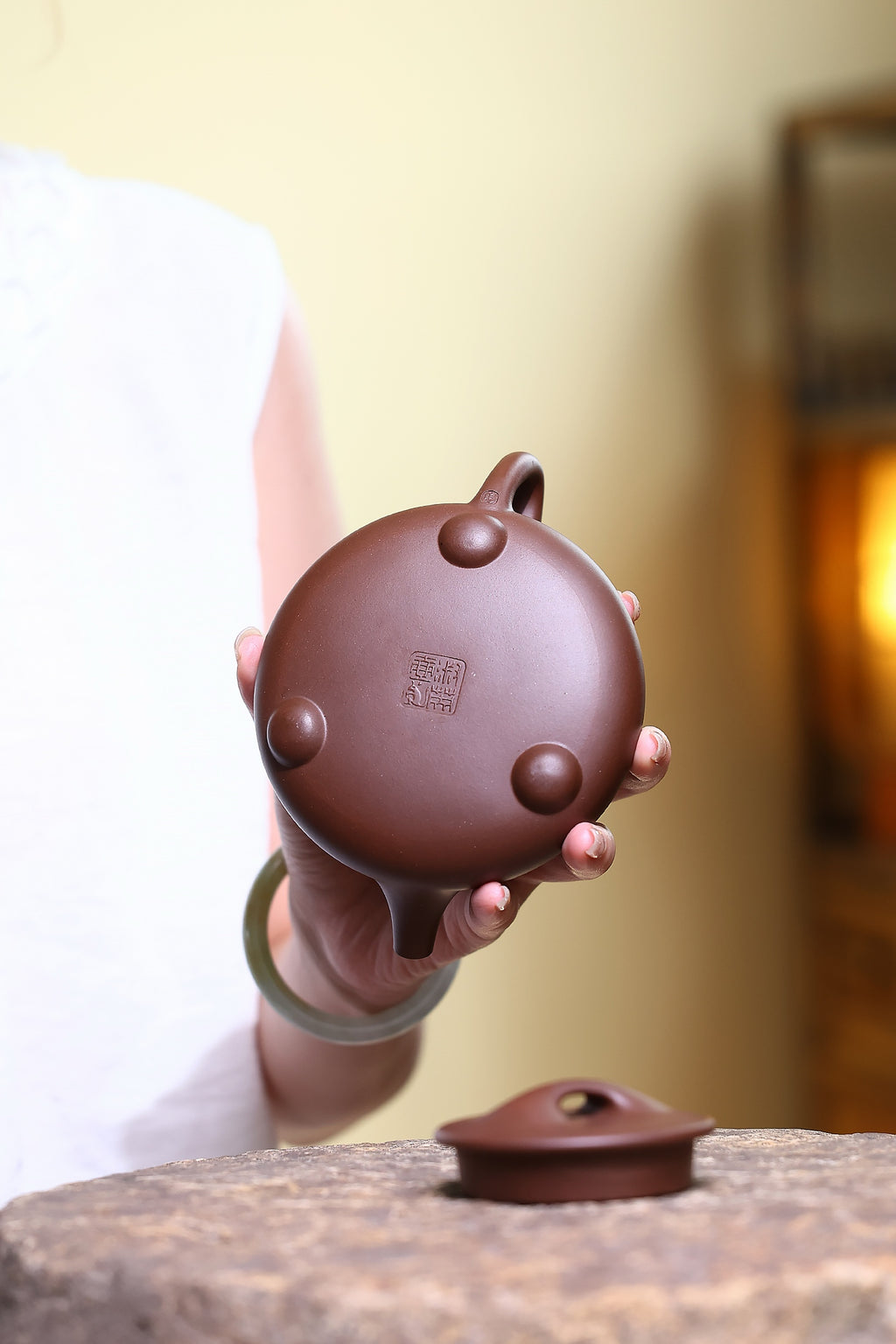 省大师勇淑英作品收藏【石瓢】 泥料：极品文革泥 容量：350cc  作者：勇淑英 江苏省陶瓷艺术大师  工艺：手工制作，收藏价值高👍